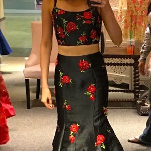 SHERRI HILL Floral prom dress